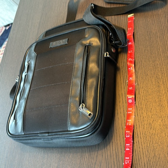 Kenneth Cole Reaction Cross Body Travel Bag - Picture 8 of 8